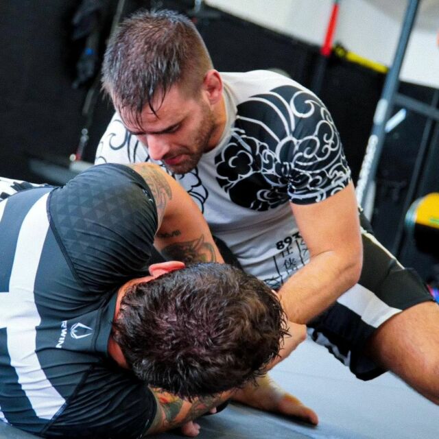 "... keep your family close but your enemies closer” 
#yakuza rashguard available now, hit the link in bio!
🥋: @stewie.bernardi 👊🏽
📸: credits to @_submitsports_ for the amazing content
#winwearingerwin 
#erwinfightwear
#brazilianjiujitsu
#grappling
#erwinfight
#erwin
#mma